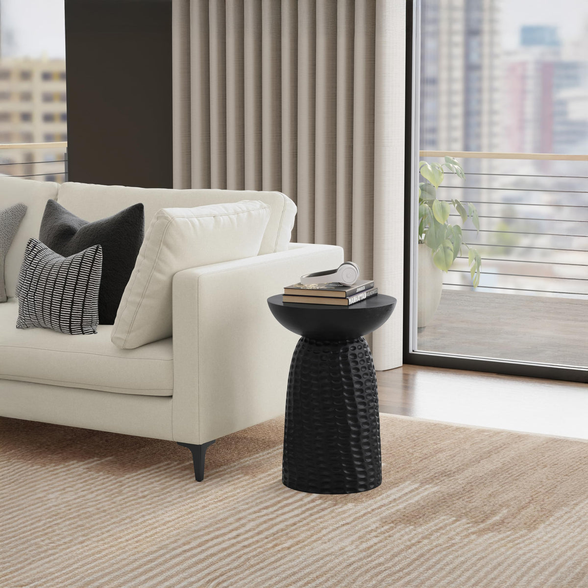 Boyd 16" Wide Solid Wood Round End Table in Black (Black / 16 inch)