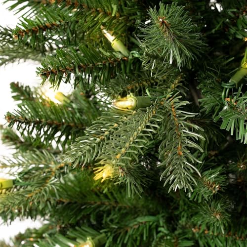 Traditional 4.5ft Prelit Artificial Christmas Tree with 679 Branch Tips